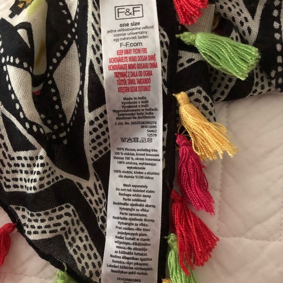 Wrap or scarf - Picture 4 of 8